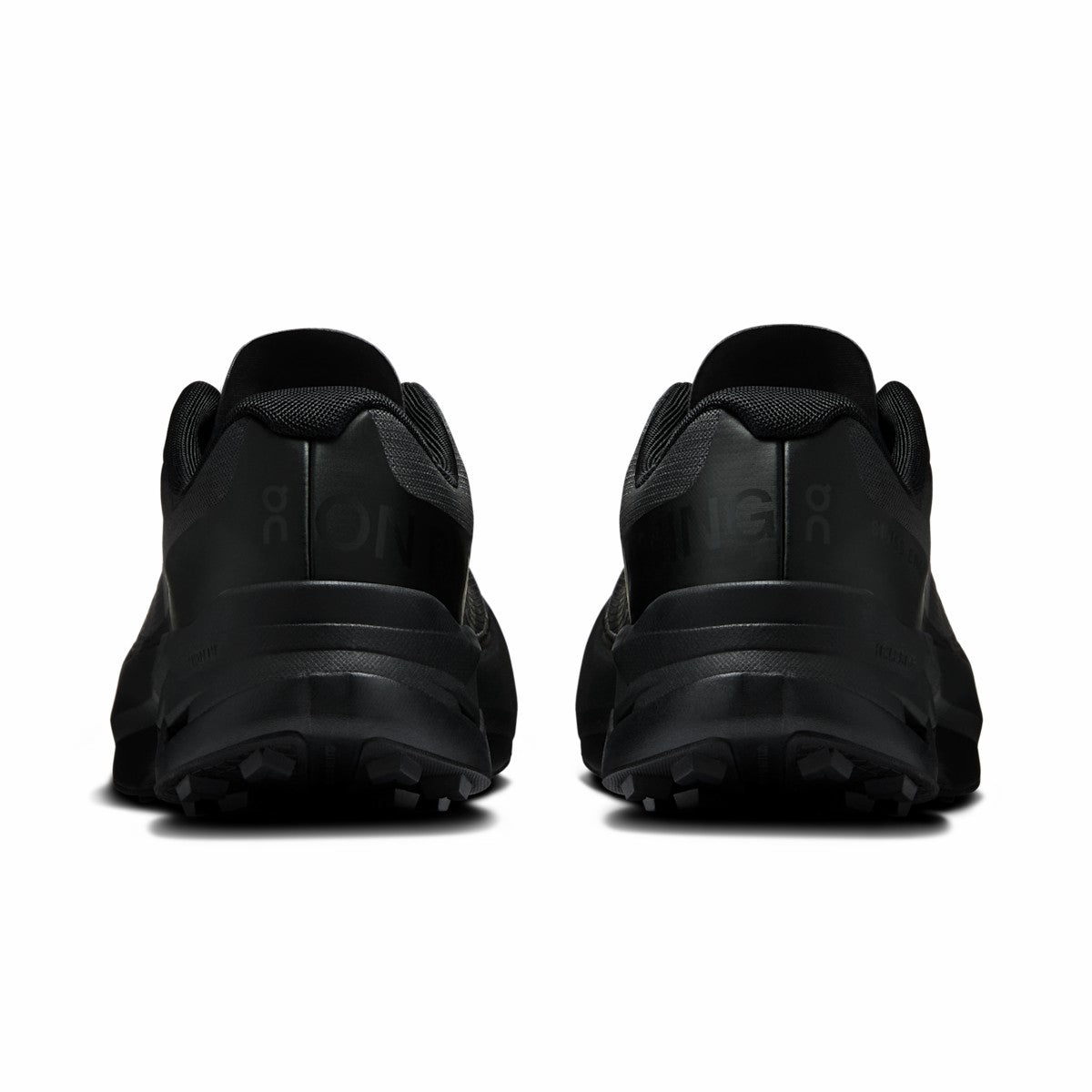 On United States Top Pick / Women's Cloudultra Peak - Black/Black