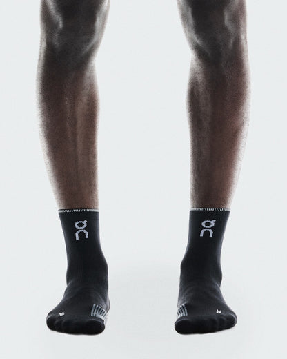 On United States Featured / Performance Run Sock Mid - Black/Eclipse