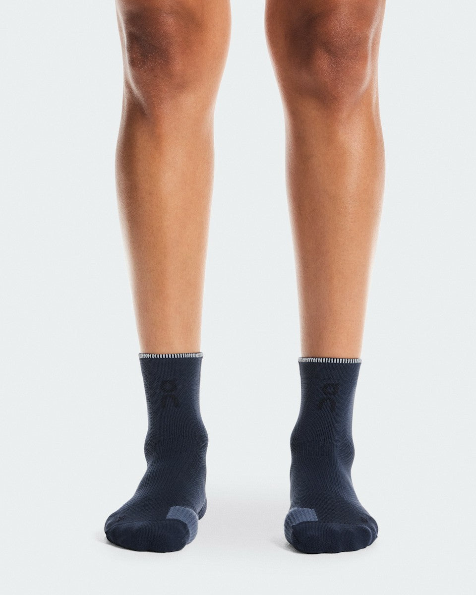 On United States Recommended / Performance Run Sock Mid - Navy/Navy