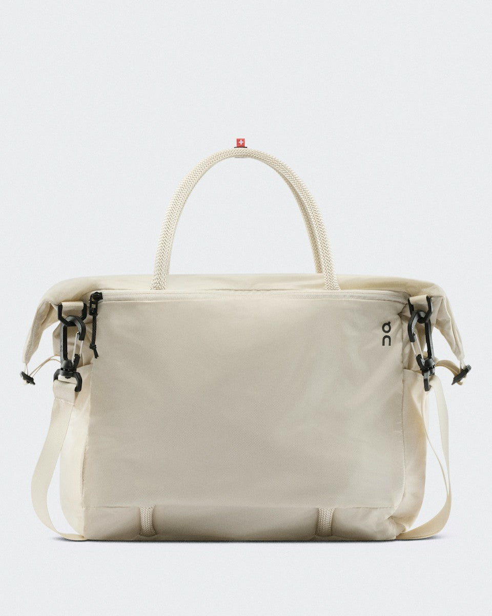 On United States Essential / Track Pack 35L Lite - Cream