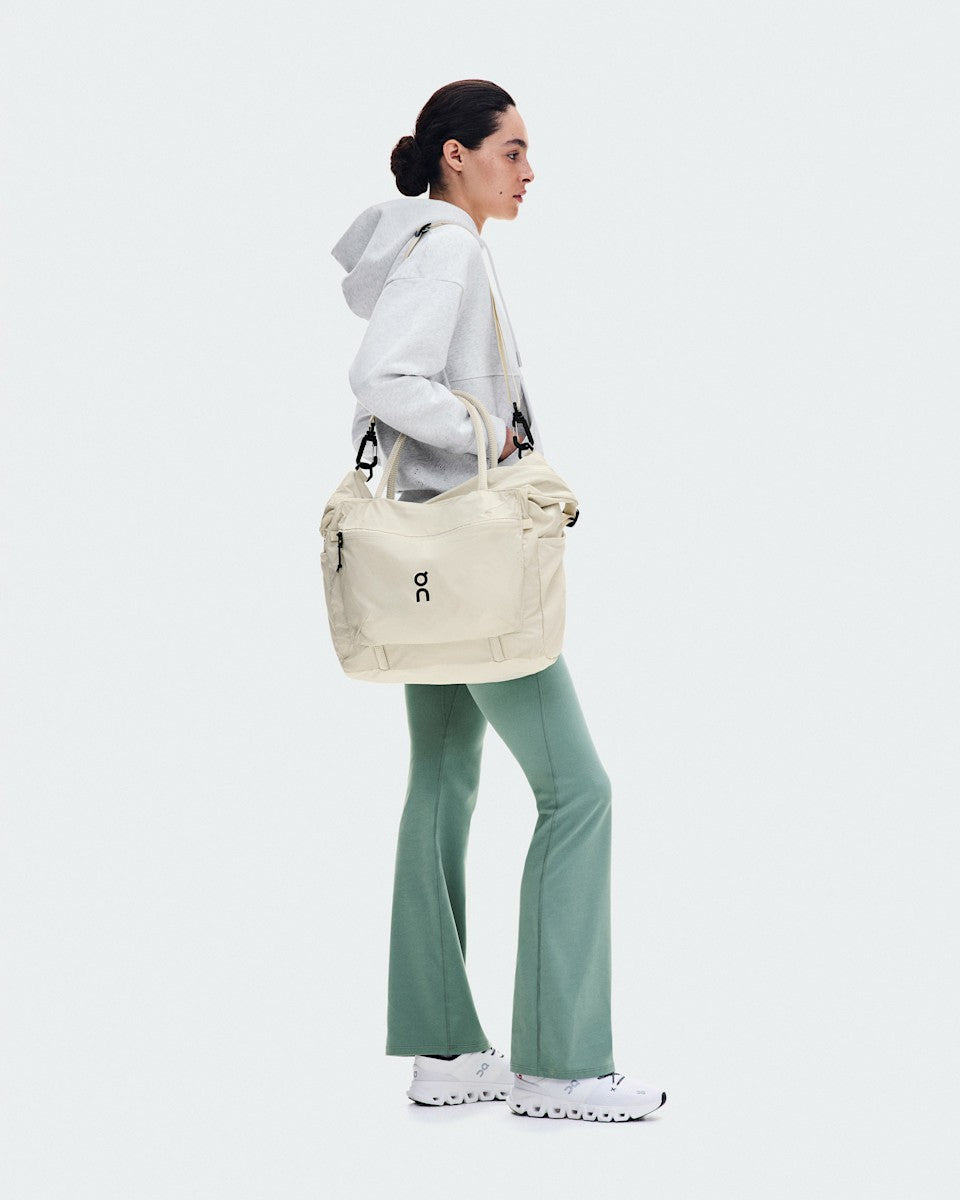 On United States Essential / Track Pack 35L Lite - Cream