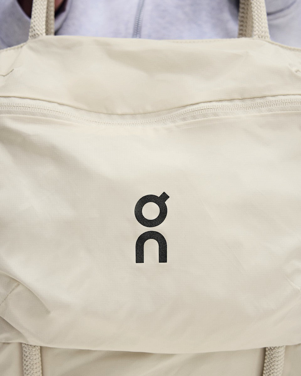On United States Essential / Track Pack 35L Lite - Cream