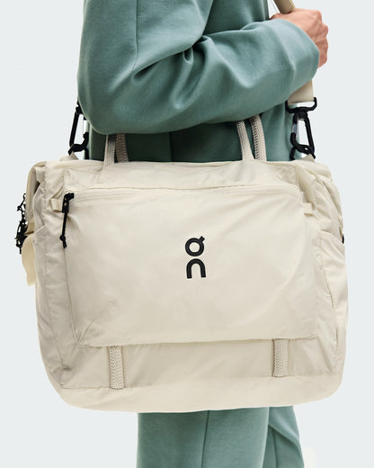 On United States Essential / Track Pack 35L Lite - Cream