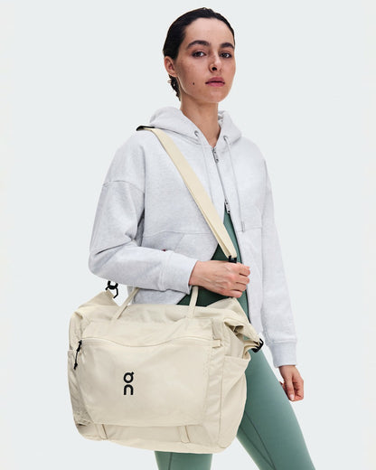 On United States Essential / Track Pack 35L Lite - Cream