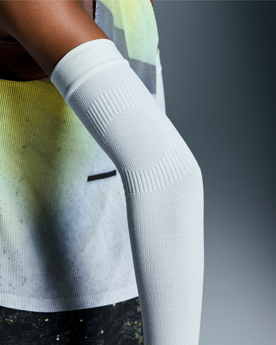 On United States Latest / Performance Arm Sleeves - White/White